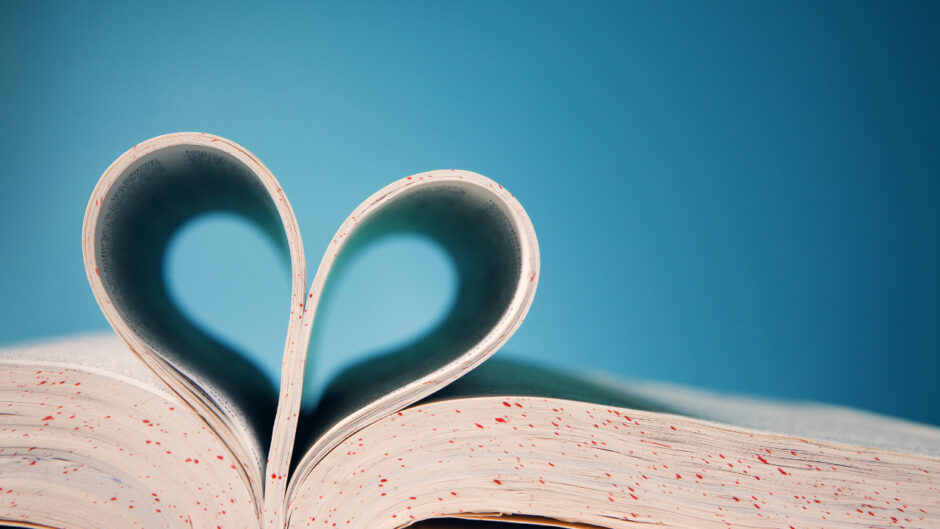 Chociaż romantyczne powieści dla nastolatków mogą zawierać elementy idealizacji, wiele z nich stara się realistycznie przedstawiać złożoność relacji miłosnych i społecznych.