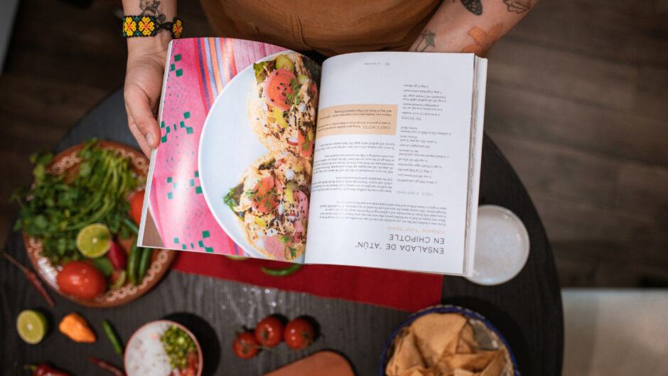Książka kucharska po angielsku może być nie tylko źródłem inspiracji, ale możliwością do poszerzenia horyzontów