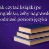 Jak czytać książki po angielsku – grafika z trzema papierowymi książkami na fioletowym tle