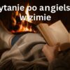 Najlepsze książki po angielsku na grudzień. Napis Czytanie po angielsku w zimie – osoba czytająca książkę przy kominku z kubkiem herbaty.